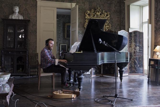 Ragnar Kjartansson,The Visitors, 2012, Nine channel HD video projection, Duration: 64 minutes, Photos: Elísabet Davids, Sound: Chris McDonald, Video: Tómas Örn Tómasson | Courtesy of the artist, Luhring Augustine, New York, and i8 Gallery, Reykjavik