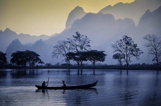 Novices rowing canoe in Hpa An in Kayin State