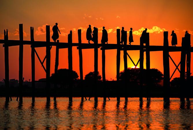 Monks and novices on U Bein Bridge