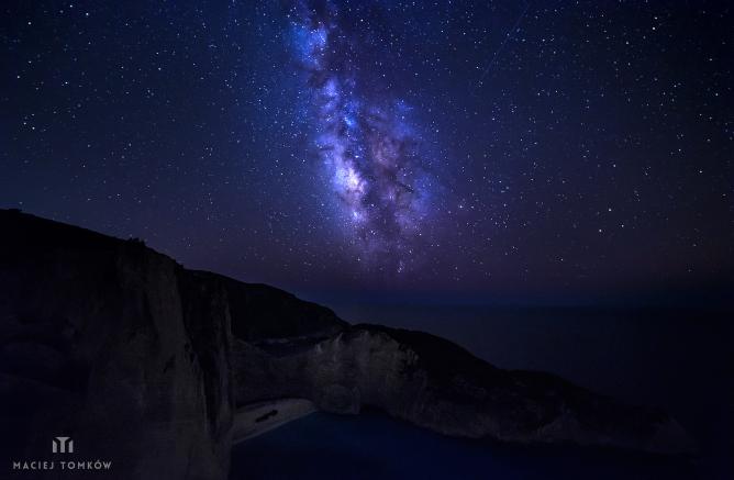 Milky Way over Navagio Shipwreck Beach | © Maciej Tomkow