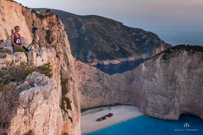 Shooting at the Navagio Cliffs | © Maciej Tomkow