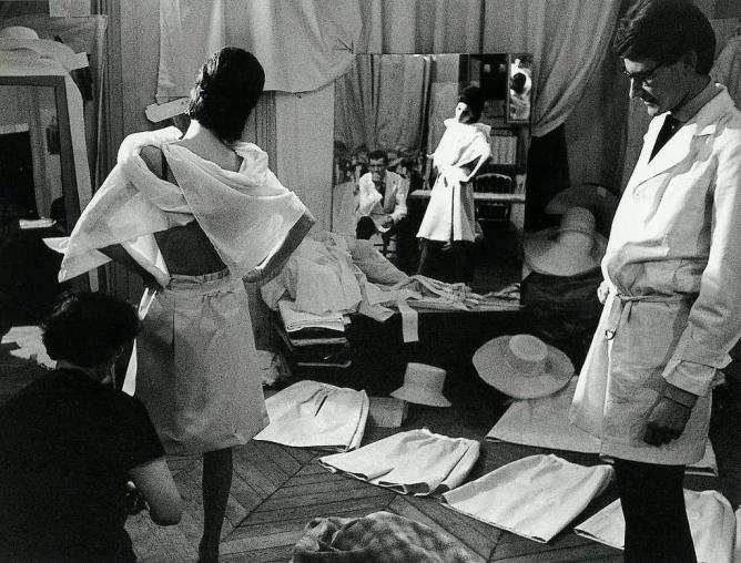 Yves Saint Laurent at work in his studio | © Victor Soto/Flickr