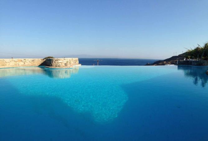 Impressive outdoor swimming pool | Courtesy of Mykonos Mystique