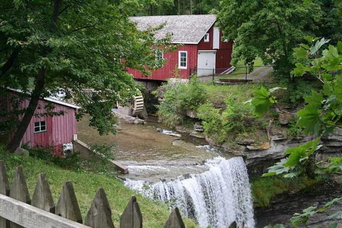 Decew Falls at the start of Bruce Trail | © Sujit Sivanand/Wiki Commons
