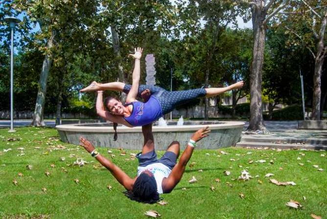 Nosie Yogi demonstrate Hangle Dangle pose | © Morgan Cronin