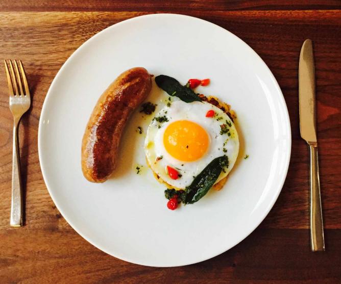 Maple Link with Potatoes O'brien & Apricot Lane Farms Duck Egg © Farmshop