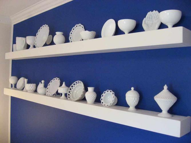 Milk Glass Collection | &#xA9; Hotholler/Wikimedia Commons