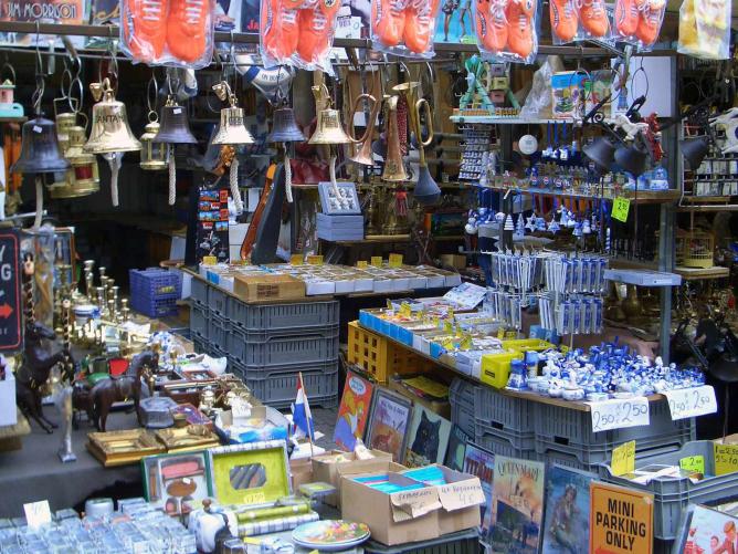 https://commons.wikimedia.org/wiki/File:Amsterdam_flea_market.jpg