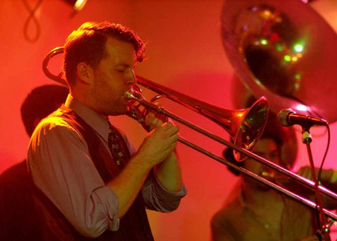 Viper City Brass Band performing at Frank&#x2019;s Place in 2010 | &#xA9; Andrew Ranta/Flickr