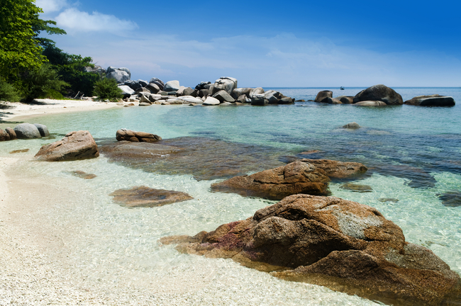 Rock clusters in the crystal clear waters of the Perhentian islands | © szefei/Shutterstock