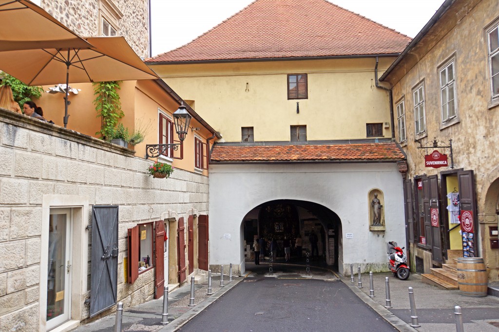 Kamenita Vrata Gate | ©Dennis Jarvis/Flickr