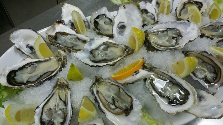 The restaurant also offers tasty seafood salads, fish sandwiches, and raw oysters