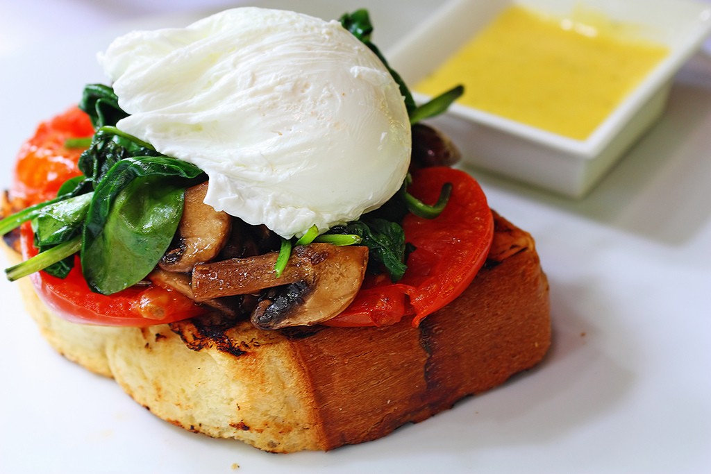Eggs Benedict | ©Wenjie, Zhang | A Certain Slant of Light/Flickr