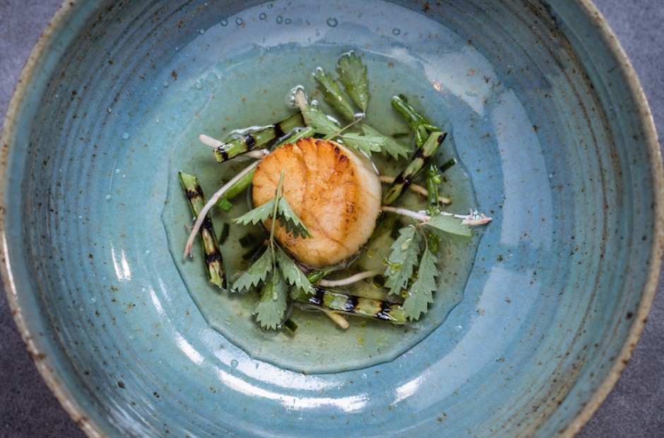 Scallop, Drummond House garlic scap, samphire, ham hock, seaweed broth | ©Anita Murphy/Courtesy of Aniar