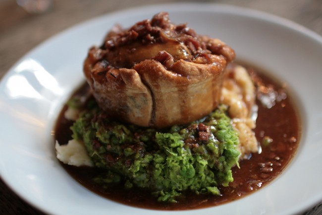 Tasty pie with mushy peas| ©Richardmoross/Flickr