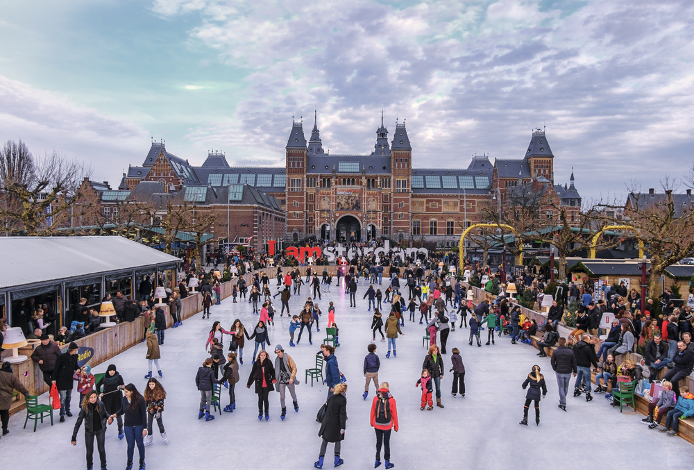 Конькобежцы на ледяном катке в Музееплее, с Рейксмузеем © www.hollandfoto.net / Shutterstock