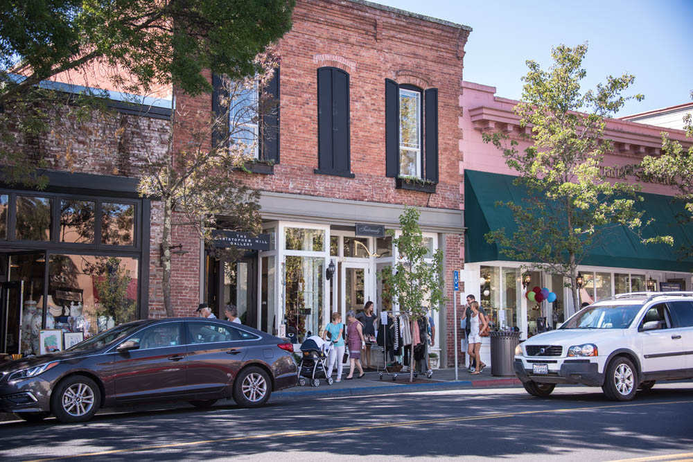 St. Helena's Main Street Shopping District | © Bob McClenahan/Courtesy of St. Helena Chamber of Commerce