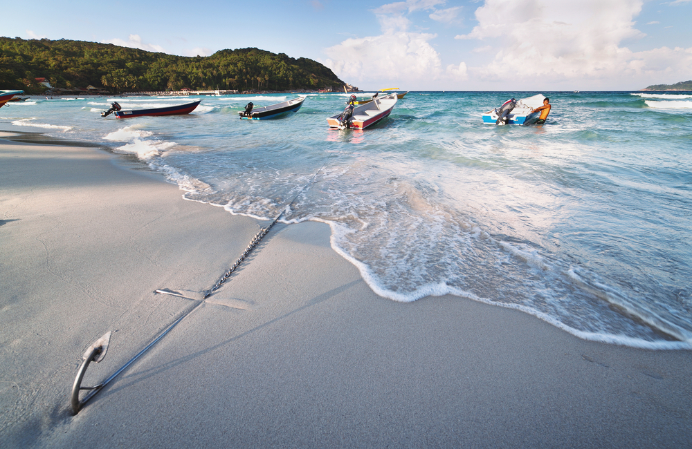 Boats anchored on the beach in the Perhentian islands | © Dzerkach Viktar/Shutterstock