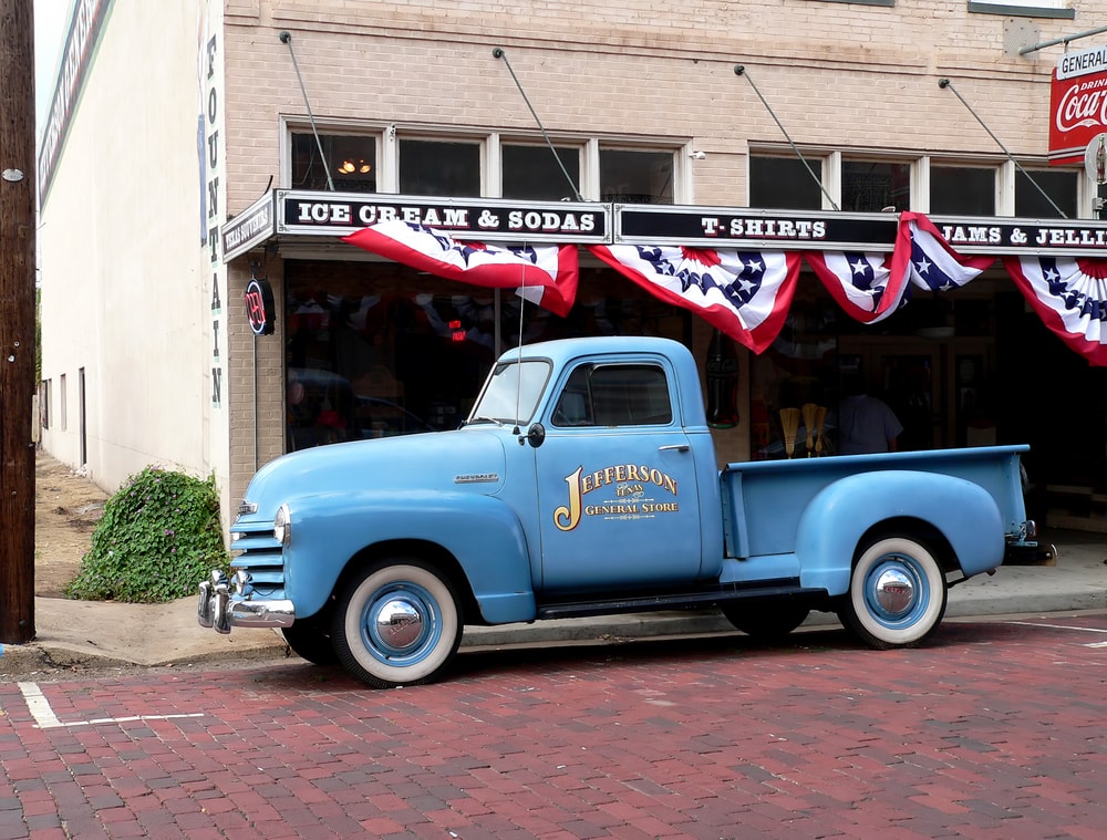 Vintage truck and general store in Jefferson, Texas | © Lori Martin/Shutterstock