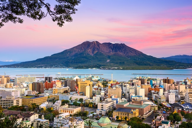 Город Кагосима сидит в тени вулкана Сакураджима | © Sean Pavone / Shutterstock