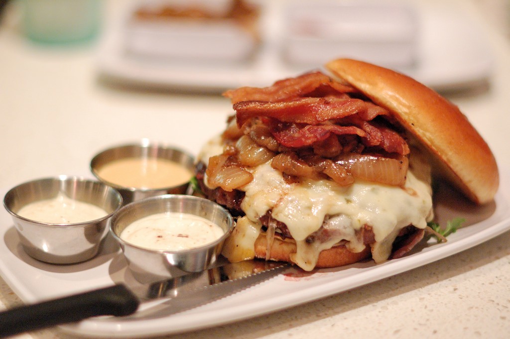 Cheesy bacon burger | © Michael Saechang/Flickr