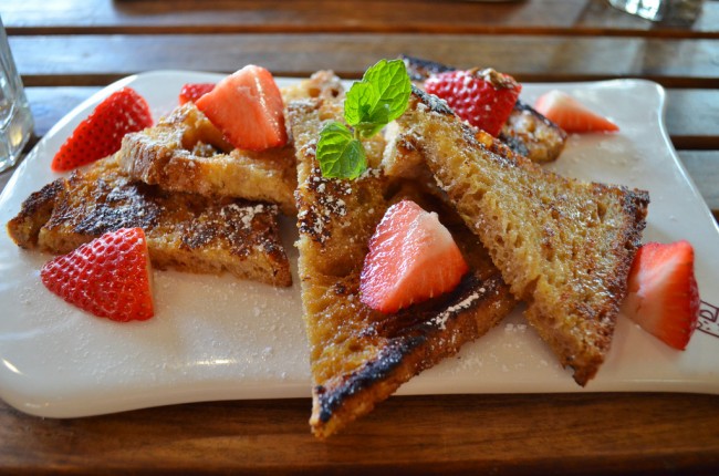 French toast with strawberries at Le Pain Quotidian| © Christine Chau/FLickr