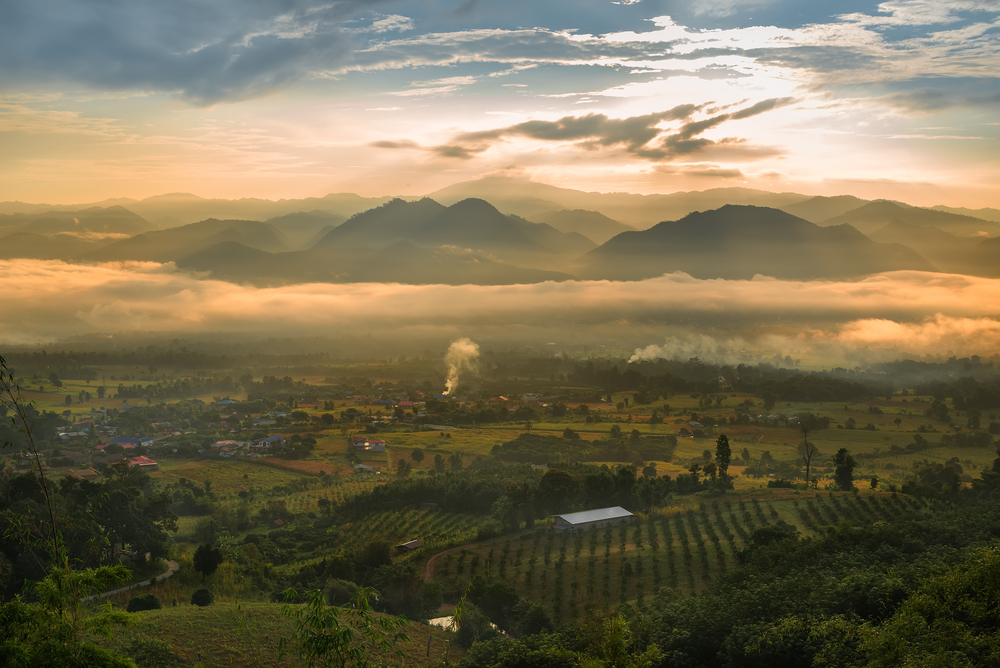 Sea of mist and sunrise at yun lai view point ,pai , mae hong son, Thailand © Twenty two hours / Shutterstock