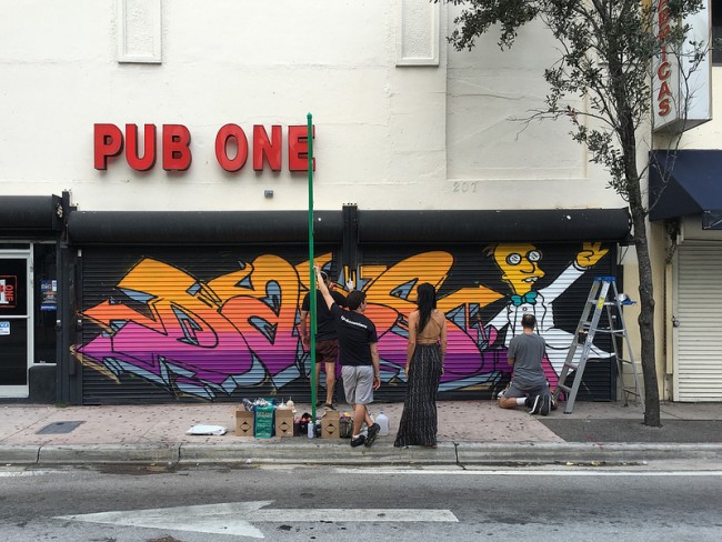 Painting a Mural Downtown at Pub One | © Phillip Pessar/flickr