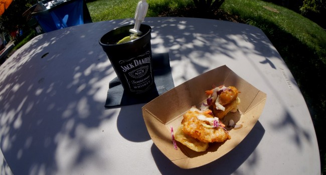 Chicken and waffles with a Jack and cola | © CestLaVibe.com