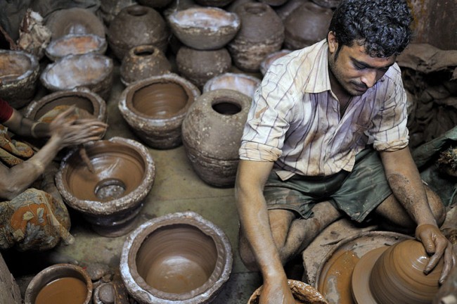 Potter at work in Dharavi © M M/Wiki Commons