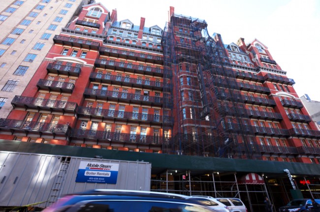 Hotel Chelsea under scaffolding | © Dan M. Lee Photography