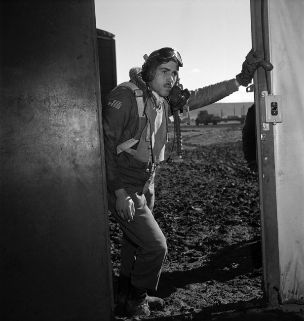 Tuskegee airman Edward M. Thomas of Chicago, IL, Class 43-J – photo by Toni Frissell | © Toni Frissell/WikiCommons