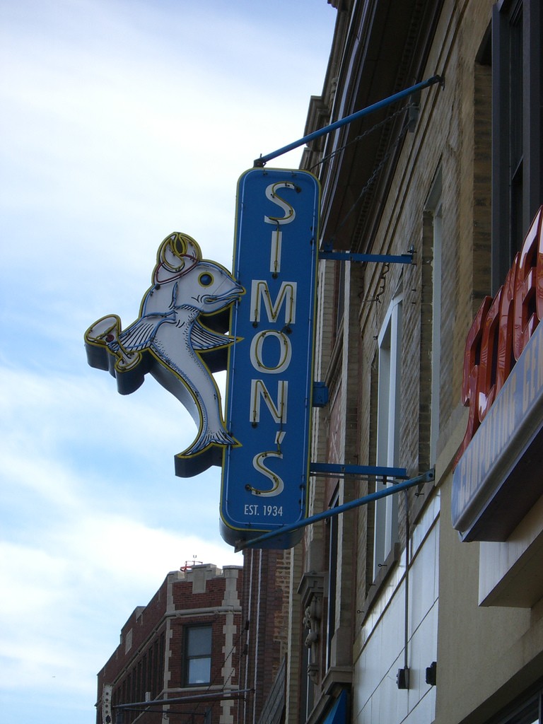 Simon’s Tavern Sign┃© Kim Scarborough/Flickr