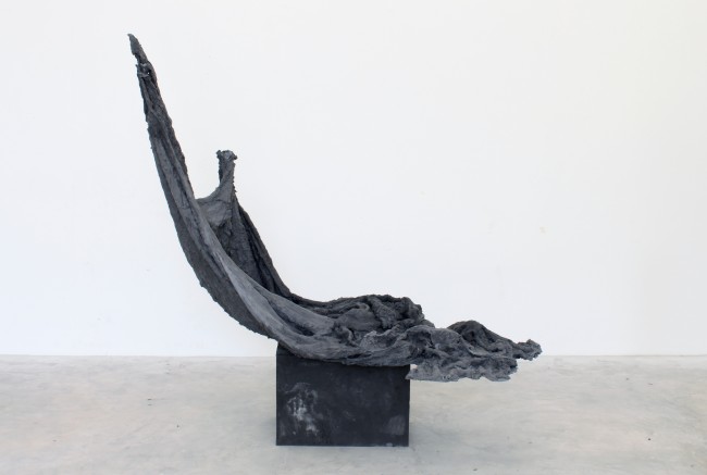 Drapage #3 – 2014 Hydrostone, black iron oxide, burlap 120 x 140 x 60 cm © A.L.Mein | Courtesy of Alexandra Leyre Mein