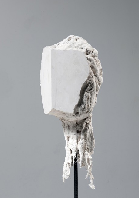 Head – Karel Leyre – 2014 Hydrostone, mesh wire, cheesecloth 63 x 26 x 26 cm © H18 | Courtesy of H18