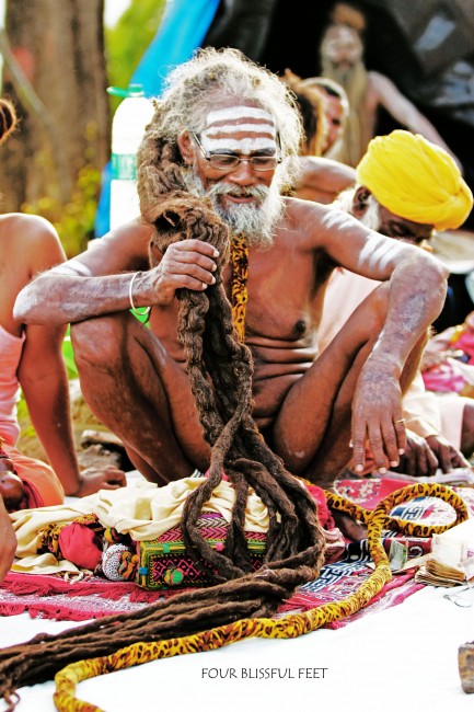 Jata baba showcasing his dreadlocks © Four Blissful Feet