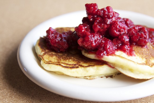 Buttermilk pancake with some raspberries | © Pauline Mak/Flickr