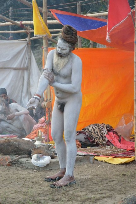 A Naga Sadhu smears ash on his body at the Gangasagar transit camp |© Flickr/Biswarup Ganguly