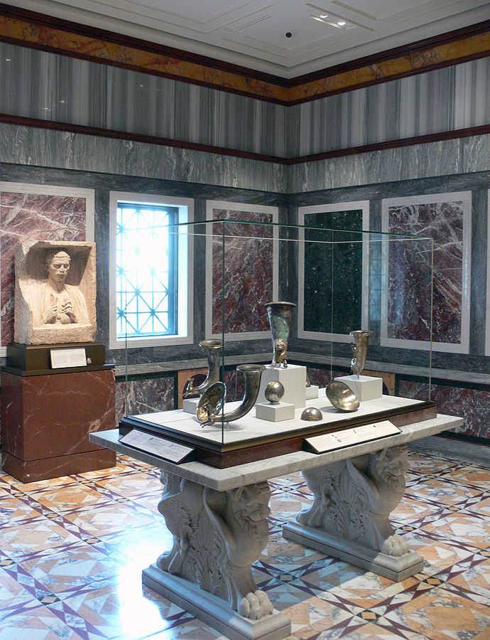 Ancient precious metal works in the Luxury Vessels gallery. © Remi Mathis / Wiki Commons