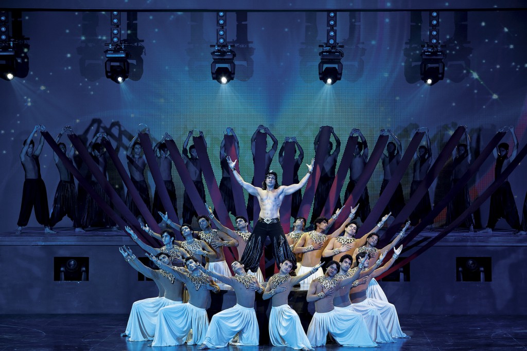An extravagant production of Zangoora – The Gypsy Prince at Kingdom of Dreams ©Flickr/Roderick Eime