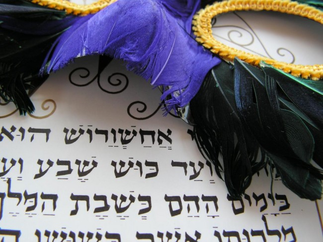 Purim Mask over Esther’s Megillah | © Danny Hurwitz/Flickr
