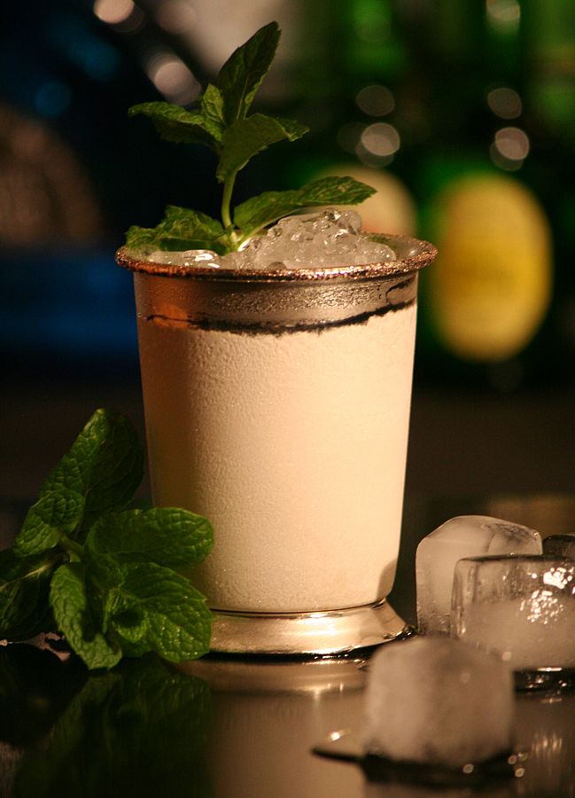Charakteristische Zutat im Mint Julep ist frische Minze.| © Cocktailmarler/wikicommons