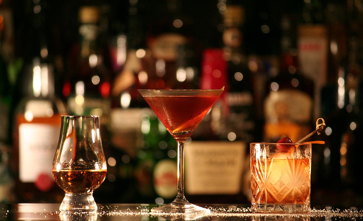 Rum in einem Nosing-Glas (links), Manhattan (Mitte) und Old Fashioned (rechts).| © Marler/wikicommons