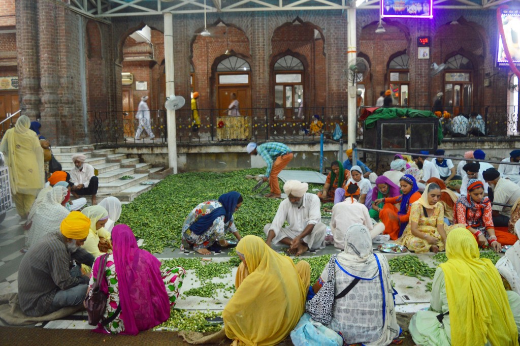 Devotees volunteer at the community kitchen as a form of worship |© Darshita Thakker
