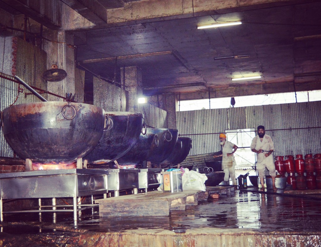 Large scale cooking in progress at the community kitchen |© Darshita Thakker