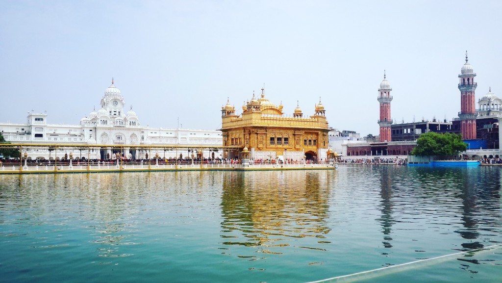 The white main gate, community kitchen on the left and the magnificent golden temple in center of the holy tank. |© Darshita Thakker