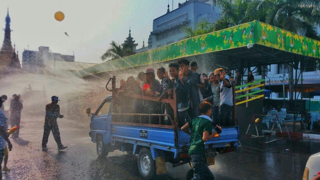 Thingyan revellers, Yangon © Kirsten Henton
