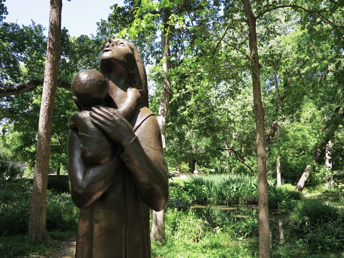 Mother and Child, by Charles Umlauf. Umlauf Sculpture Garden | © Jenaveve Hunter