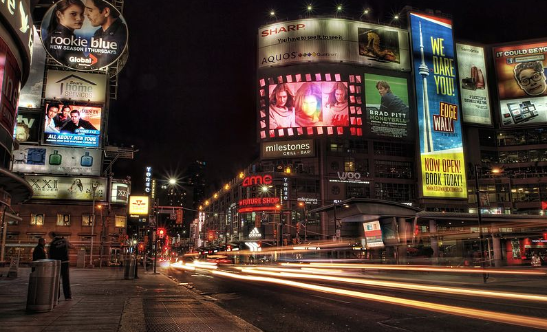 Dundas Square at Night | © Om Mistry / WikiCommons