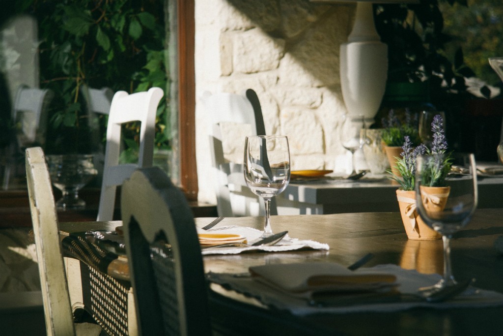 Dinner and Wine | © Pawel Wojciechowski / Unsplash